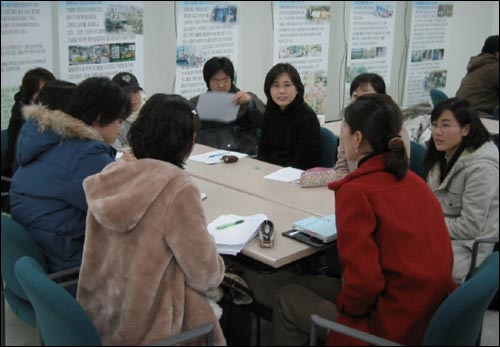 자원봉사자들이 그룹별로 모여 프로그램 제작협의를 하고 있다. 